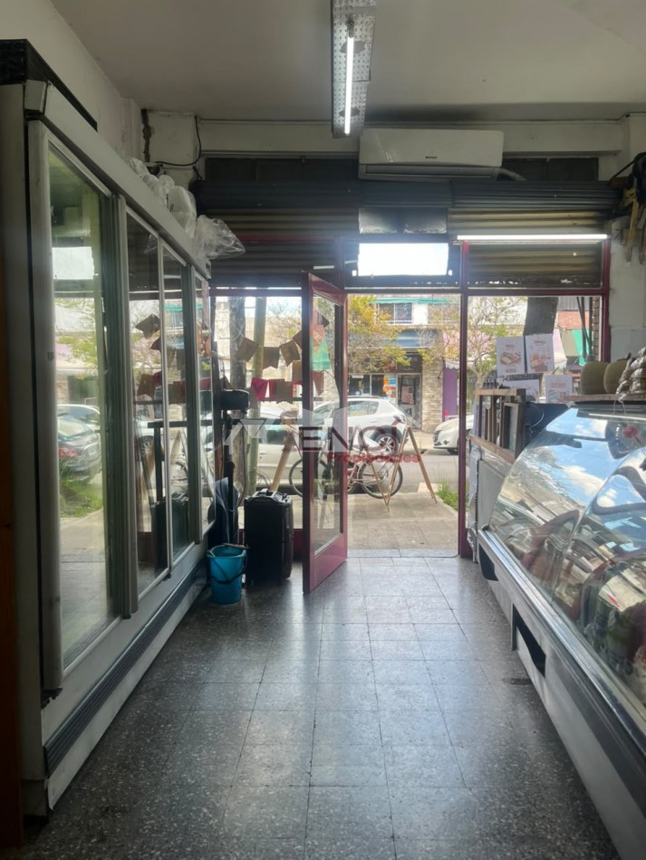 VENTA CON RENTA LOCAL VILLA LUGANO