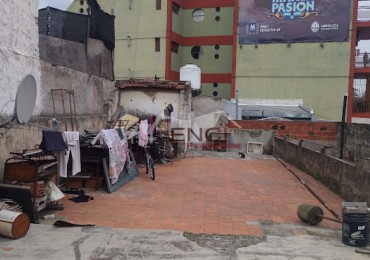 LOTE CON CASA 4 AMBIENTES FLORES A DEMOLER